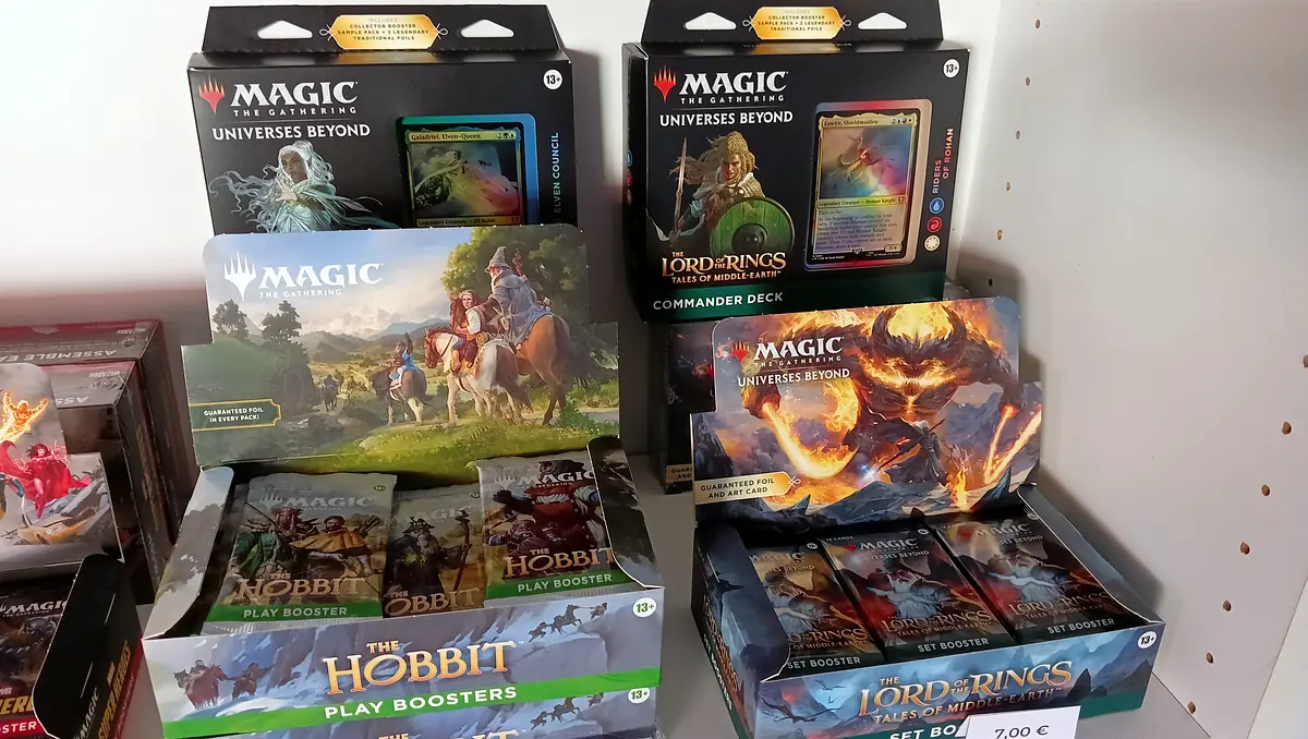 Škatle Magic: The Gathering na polici