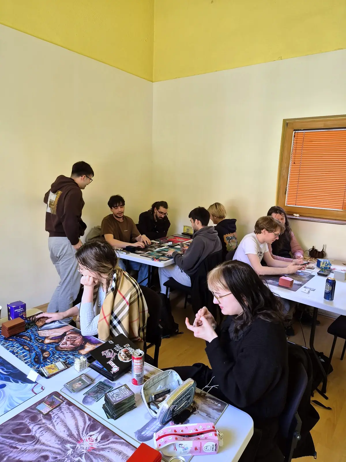 Igralci med partijo v rumeni sobi